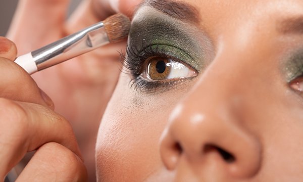 Make-up applied in smoky eye style