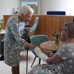 The Queen chats with a patient at the hospice