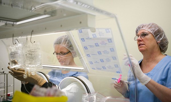 nurses prepare chemo