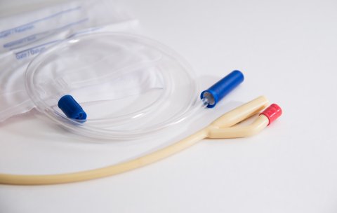 Managing complications associated with the use of indwelling urinary catheters